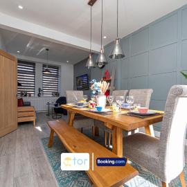 Explore Welsh Wonders, 3 Bedroom House By The One Retreats Short Lets & Serviced Accommodation Treharris