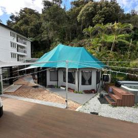 Safari Tent with Private Jacuzzi: Brinchang'de bir otel