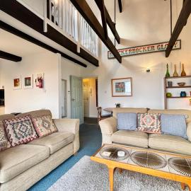 Harbourside apartment with seaviews and parking