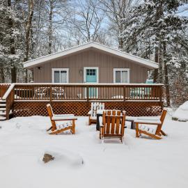 Family Friendly Cabin With A Firepit And A Hot Tub In Heart of Poconos, hotel v destinaci Pocono Pines