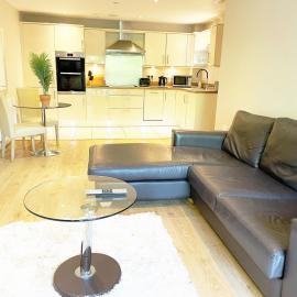 Travaal.©om - 2 Bed Serviced Apartment Farnborough, Hotel in Farnborough