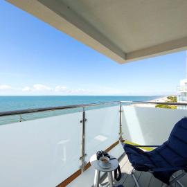 High-End Beachfront Getaway Sea View King Bed, hotel in East Wittering