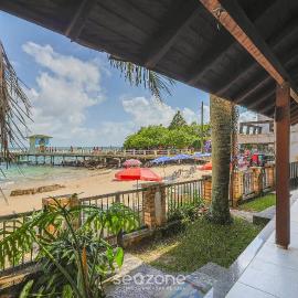 Casa 3Q Pé na Areia c/ churrasq. Bombinhas SDN042, hotel in Bombinhas