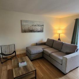 ENTIRE 2 BEDROOM APARTMENT by UW RESEARCH PARK - PS5: Waterloo şehrinde bir otel