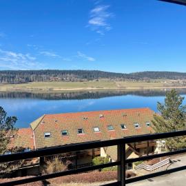 Malbuisson appartement avec balcon vue sur le lac, hotel a Malbuisson