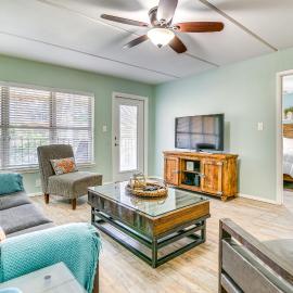 Walk to Beach! Condo w/ Pool Access in Texas