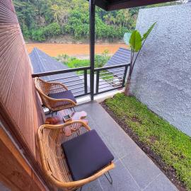 Briza La Barka Resort by Raminten，Moyudan的飯店