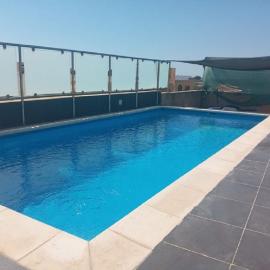 Shared cauchi corner house with roof top pool and pay per use aircondition: Għarb şehrinde bir otel