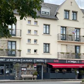 Le Relais De La Place، فندق في Le Faou