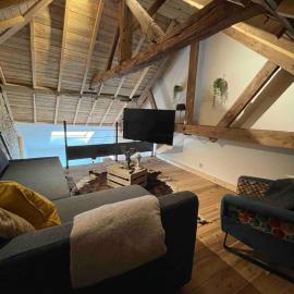 Loft cosy, bain à bulle et garage privé, ξενοδοχείο σε Saint-Hubert