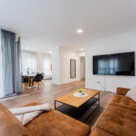 Flex SelfCheckIns 100 - Zagreb - 2 Bedrooms - Parking - Loggia, hotel in Velika Mlaka