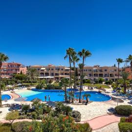 Limnaria Gardens Beautiful Apartment by VICHY Holidays、Paphosのホテル
