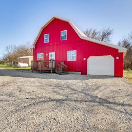'Red Barn Getaway' Chillicothe Countryside Home, hotel in Chillicothe