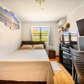 BEST Large Private Room & Private Bathroom, LaGuardia Airport 10min, hotel in Queens