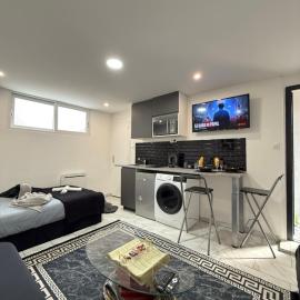 SUPERBE STUDIO PROCHE PARIs, hotel in Choisy-le-Roi