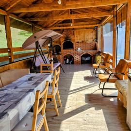 Undeva la Mosie, Hotel in Podu Dîmboviţei