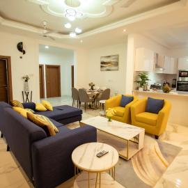RS Royal Executive Luxurious 3BR Apartment F3-3 and 2BR Apartment F3-2, hotel in Pantang