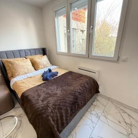 CHARMANTE STUDIO PROCHE PARIs, hotel in Choisy-le-Roi