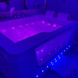 Loveroom de luxe avec jacuzzi sauna vapeur écran 300 cm, hotel di Metz