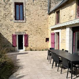 Maison confortable et spacieuse, hotel v destinaci Parennes