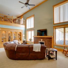 Hot Tub & Private Pond! Spacious McArthur Home, hotel di Hamden