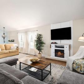 Pet Friendly Farmhouse with Yard & BBQ โรงแรมในMount Pleasant