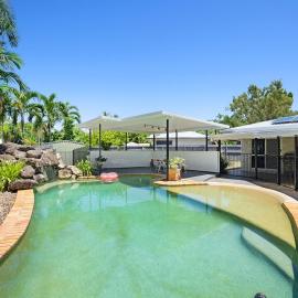 4 Bedroom House at Holloways Beach, hotel in Holloways Beach