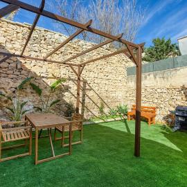Exclusive 2BR Sliema Townhouse with Garden, Hotel in Sliema