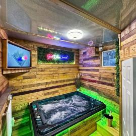 Kinky Kabin w Hot Tub, Sauna and Rooftop Garden, Hotel in Llwyn-y-pia