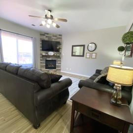 Family Friendly Townhome in Kanab Pool & Hot Tub, hotel di Kanab