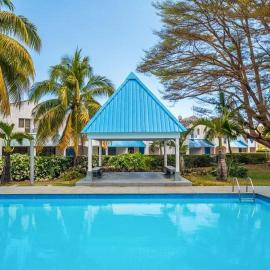 Bungalow 3 BedRooms, Garden, beach, hotel in Flic-en-Flac