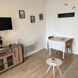Appartement secteur village rez-de-chaussée avec terrasse et parking 50m mer