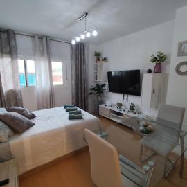 Mini Estudio LOVELY SEVILLA con baño compartido, hotell i Camas