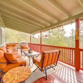 Strawberry Hideaway in the Pines w/ Hot Tub!，Pine的飯店