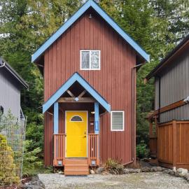 Tyee Retreat Cozy Lofted 1 Bedroom Cabin, hotel Uclueletben