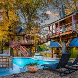 Tree Cabin in Bentonville, Hotel in Bentonville