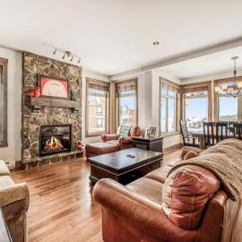 Southpoint 25 Two Bdrm Ski In Out w Hot Tub, hotel u gradu Big White