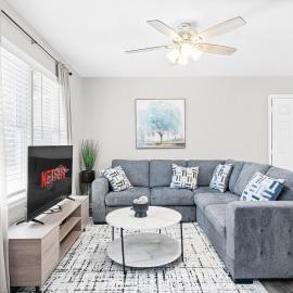 Sleek 3 BR home with self check in Private!, hotel i Stockbridge