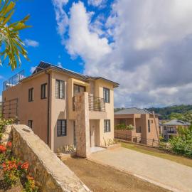 Modern, Spacious, 3BR Hill View Retreat, Central, 24hr Security, Satellite wifi and Solar
