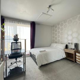 Ensuite Double Room with Balcony, hotel in Gravesend