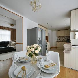 Cosy 2 bed home with jacuzzi bath in Wythenshawe near Manchester Airport, hotel in Wythenshawe