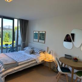 Affordable Arrowtown - Perfect for 1-3 with 2nd or 3rd person in adjacent single bedroom sharing bathroom, hotell i Arrowtown