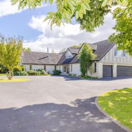 Matangi Manor, 9 bedroom home in park-like grounds