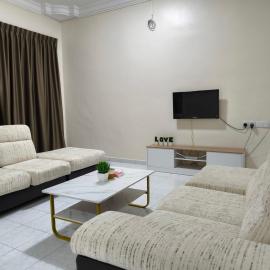 Cozy Homestay near Pantai & Aeon Big - 10pax by Ngio, hotel in Batu Pahat