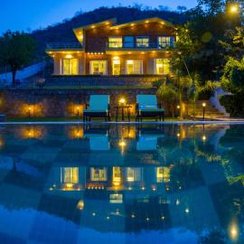 ELIVAAS Signature Festiva Mansion - 3BHK with Pvt Pool, Garden & Scenic Views, Hotel in Thūr
