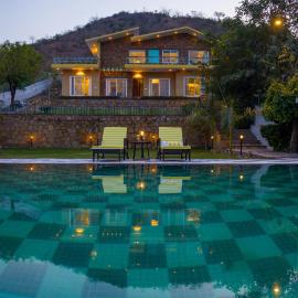 ELIVAAS Festiva Mansion - 3BHK with Pvt Pool, Garden & Scenic Views, hotel v destinácii Thūr