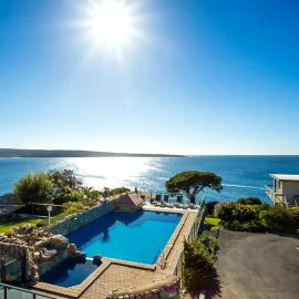 Breathtaking Clifftop Ocean Views from Unit 12, hotel in Eden
