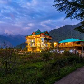 Zostel Shangarh, Kullu, hotel in Sainj