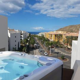 Penthouse with Jacuzzi, Ocean and Pool Views, hotel in Palm-Mar
