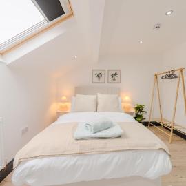 Stunning Skyview 2BR flat , fast Wifi - Home Away from Home